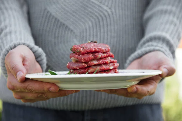 Hombre Tiene Hamburguesas Para Barbacoa Hamburguesas Barbacoa — Foto de Stock