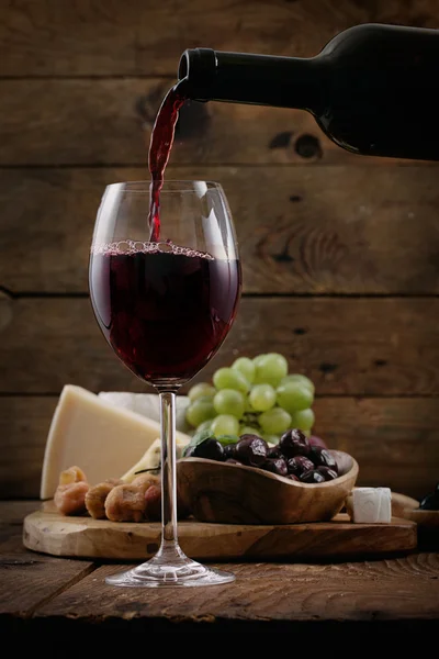 Vino tinto y queso —  Fotos de Stock