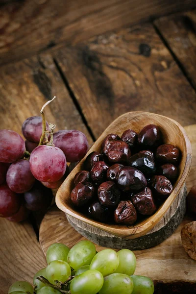 Aceitunas y uvas —  Fotos de Stock