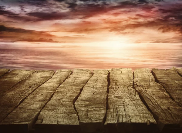 Holztischplatte mit Sonnenuntergang — Stockfoto