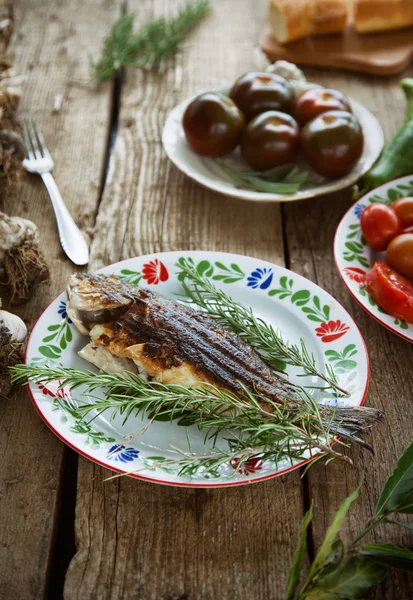 Pesce e verdure su piatti — Foto Stock