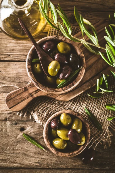 Aceitunas en rama — Foto de Stock