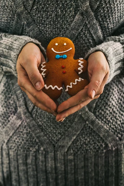 Gingerbread man in hands — Stock Photo, Image