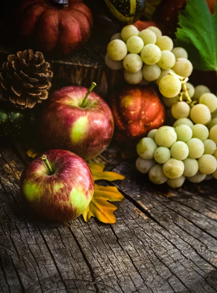 Fruta de outono na mesa de madeira — Fotografia de Stock