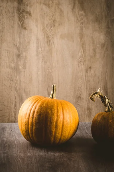 Calabazas sobre mesa de madera —  Fotos de Stock