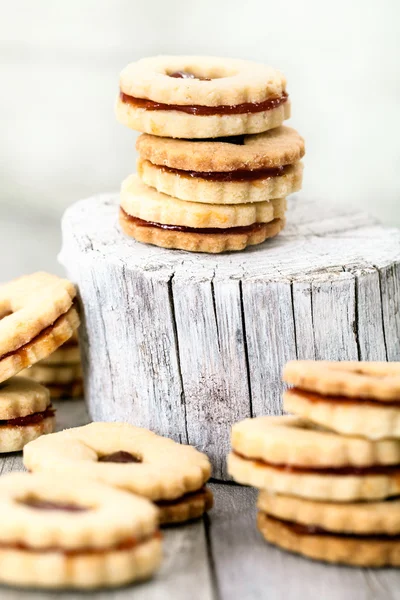 Linzer Kekse auf Holztisch — Stockfoto