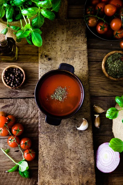 Sopa de tomate en un tazón —  Fotos de Stock