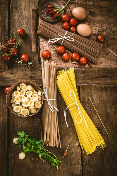 Pasta med ingredienser — Stockfoto