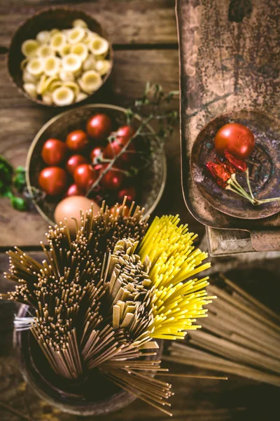 Nudeln mit Zutaten — Stockfoto