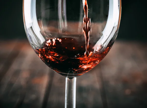 Pouring red wine — Stock Photo, Image