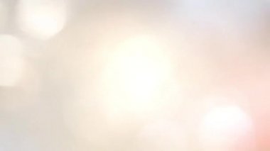 Hareketli bokeh - arka plan için soyut animasyon - daireler sağdan sola olarak beyaz, pembe, sarı ve bej renkler - 60 kare/sn - kısa yol çerçeve geçiş ışık ışıklar.