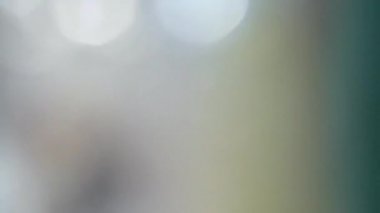 Bokeh düşen ışıkları - hipnotik yavaşlatma ve durdurma bir renkli arka plan - 60 kare/sn - animasyon üzerinde pırıltılı beyaz ve sarı ışıkların animasyon soyut.