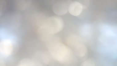 Hareketli bokeh soldan kareye sağ - beyaz ışıkları ve pastel renkler - animasyon aşamalı olarak bulanıklaştırır ve yavaş aşağı ışık geçiş - arka plan için soyut animasyon - çevrelerinde ışıklar.