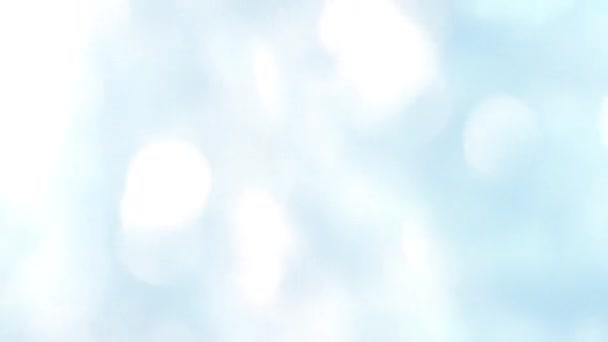 Feux de bokeh tombants - animation abstraite hypnotique pour l'arrière-plan - disques de lumière tombant - 60 ips - lumières blanches sur fond bleu .