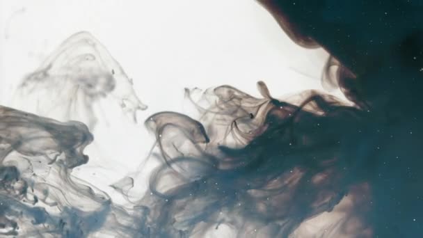 Un ciel nocturne avec des étoiles apparaît dans la propagation des nuages étranges, gris foncé et fumée bleue sur fond clair 