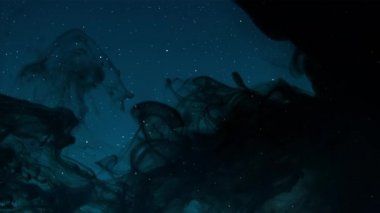 Yıldız bir garip kalın siyah bulut tarafından kapalı olmak bir koyu mavi gökyüzünde duman siyah veya kirletici gaz istila