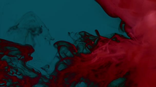 Carmim fumaça vermelha em um fundo azul escuro simples, criando volutas e redemoinhos, enchendo a tela à direita - animação gráfica colorida — Vídeo de Stock
