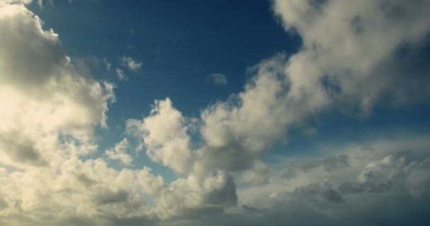 Načasování Bílého Kumulu Zakrývalo Oblohu Večerní Tóny Teplé Bílé Tmavě — Stock video