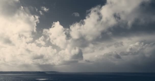 Time Lapse Σύννεφα Που Σκιάζουν Τον Ουρανό Και Σκιάζουν Θάλασσα — Αρχείο Βίντεο