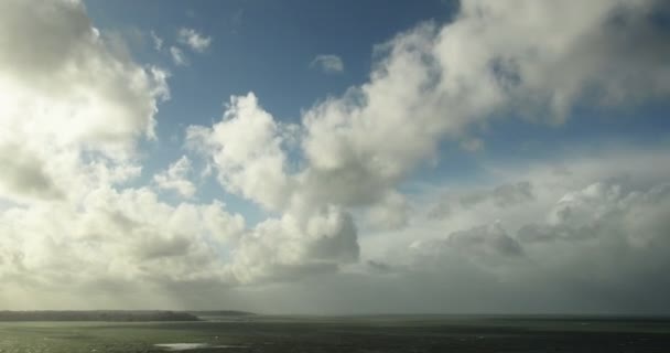 Time Lapse Nubes Que Oscurecen Cielo Sombrean Mar Orilla Por — Vídeo de stock