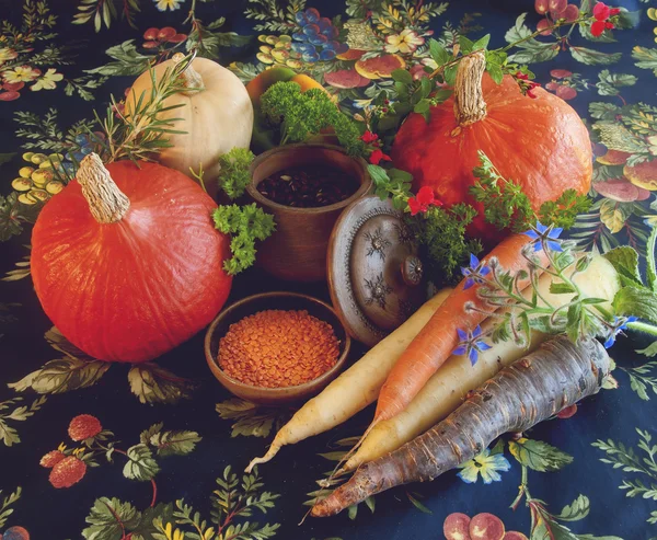 Calabazas, zanahorias, semillas, calabaza y hierbas - Composición de naturaleza muerta con verduras de temporada de otoño —  Fotos de Stock