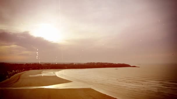 El lapso de tiempo de la bahía por la tarde durante la marea. Las olas y las nubes se mueven rápido. Película antigua en tonos sepia — Vídeo de stock