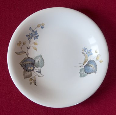 Boş bir şekilde dekore edilmiş plaka üzerinde kırmızı bir masa örtüsü