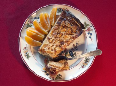 El yapımı kek badem ve Frenk üzümü reçeli dekore edilmiş bir plaka üzerinde bir