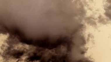 Koca kara bulutlar cumulus - Full Hd sarı gökyüzü - akşam - timelapse içinde