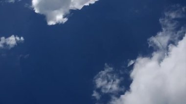 Beyaz bulutlar - desen ve lens etkisi - Full Hd döndürme ile animasyonlu timelapse