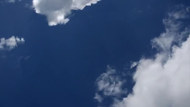 Timelapse animado com nuvens brancas - padrão rotativo e efeito de lente - Full HD — Vídeo de Stock