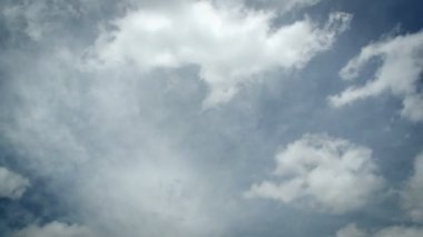 Güzel beyaz bulutların üstünde iki farklı yönlere - kümülüs ve stratus - doğal tonlarda - tam hd hareketli bir güneşli mavi gökyüzü Timelapse