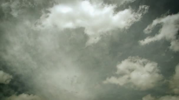 Cronometragem vintage de nuvens brancas agradáveis em um dia ensolarado se movendo em duas direções diferentes cumulus e stratus tom de filme quente hd completo — Vídeo de Stock