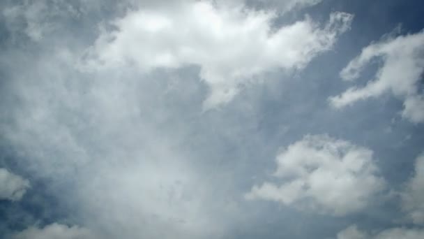 Zeitraffer schöner weißer Wolken am sonnigen blauen Himmel, die sich in zwei verschiedene Richtungen bewegen - Kumulus und Stratus - natürliche Töne - Full HD — Stockvideo