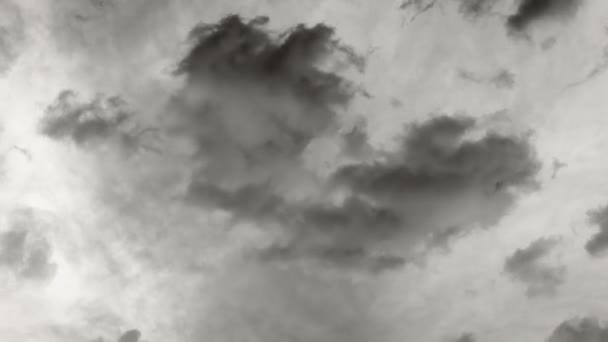Timelapse de nuvens negras à noite se movendo em duas direções diferentes cumulus e stratus em preto e branco hd completo — Vídeo de Stock