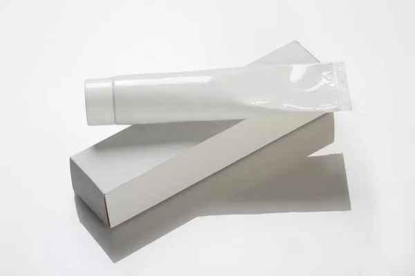 Pasta de dente branca em branco / tubo de creme medicinal & Box Mockup — Fotografia de Stock