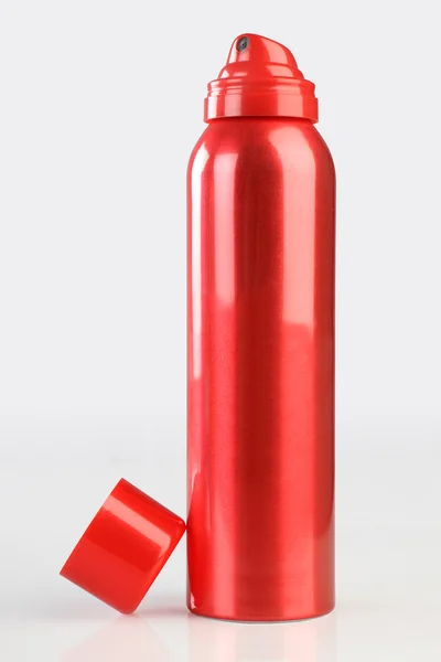 Perfume de desodorizante vermelho pode ou garrafa com reflexão — Fotografia de Stock