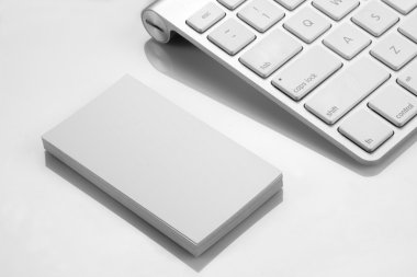 Boş kartvizit Mockup beyaz arka plan üzerinde bir klavye ile