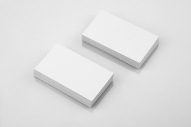 Boş kartvizit Mockup yansıtıcı arka plan üzerinde