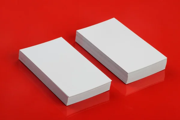 Белая визитная карточка для макета на красном — стоковое фото
