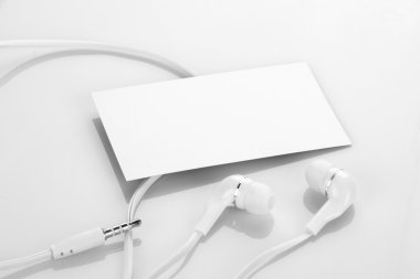 Boş kartvizit ile kulaklık / kulaklık