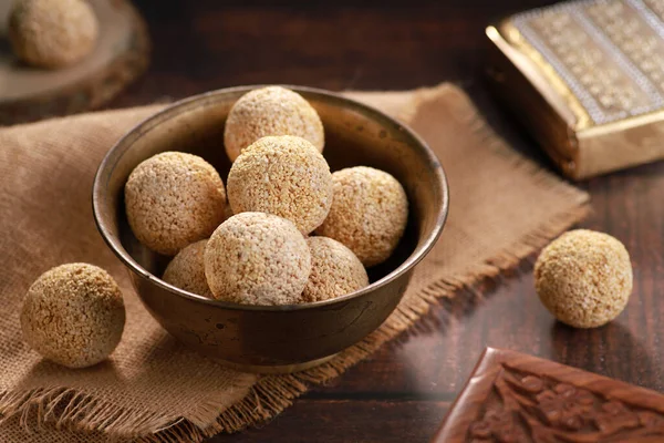 Makanan Manis India Chaulai Ladoo Dalam Mangkuk Antik Dimakan Saat — Stok Foto