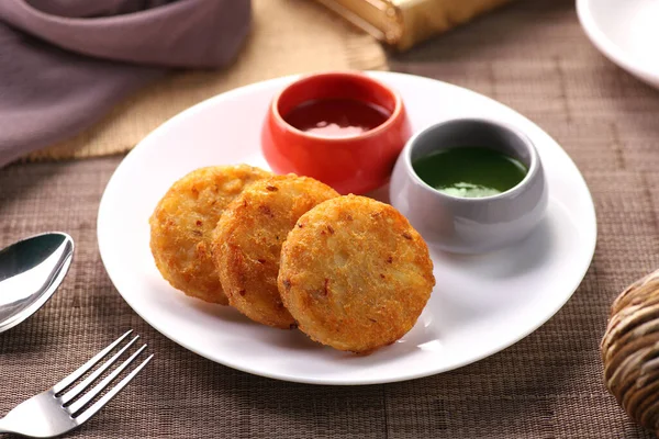 Indiaas Eten Aloo Tikki Aardappelpasteitjes Geserveerd Met Chutneys — Stockfoto