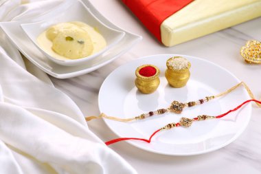 Rakhi, Sweets, Rice Grains, Kumkum ve Gift ile Hint Festivali Raksha Bandhan. Geleneksel bir festival, erkek ve kız kardeşlerin aşkı için kutlandı..