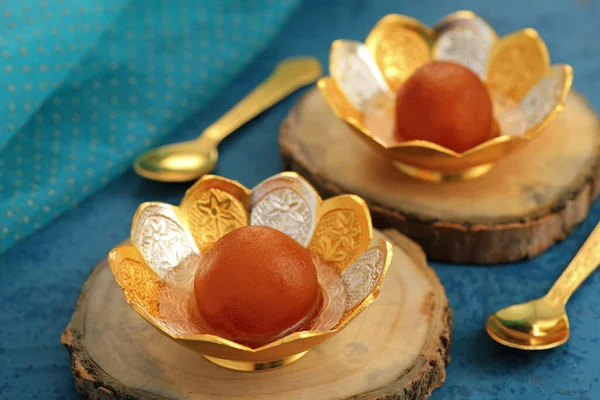 Індійська Солодка Їжа Gulab Jamun Традиційній Золотій Сріблястій Металевій Чаші — стокове фото