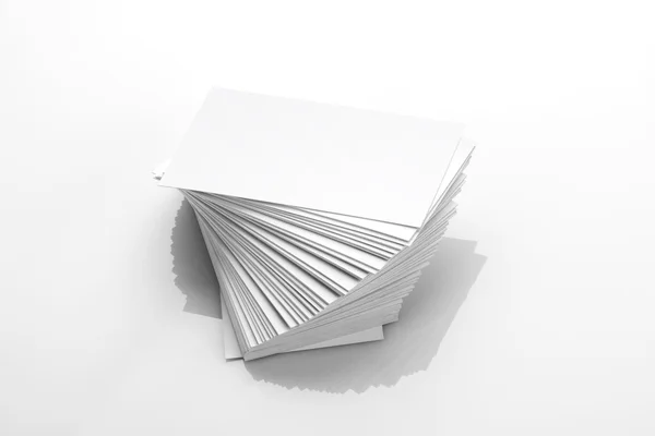 Mockup de cartão de visita em branco em fundo reflexivo branco — Fotografia de Stock