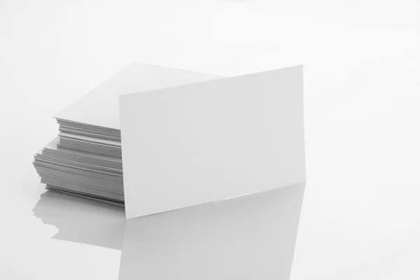 Boş kartvizit Mockup beyaz yansıtıcı arka planda