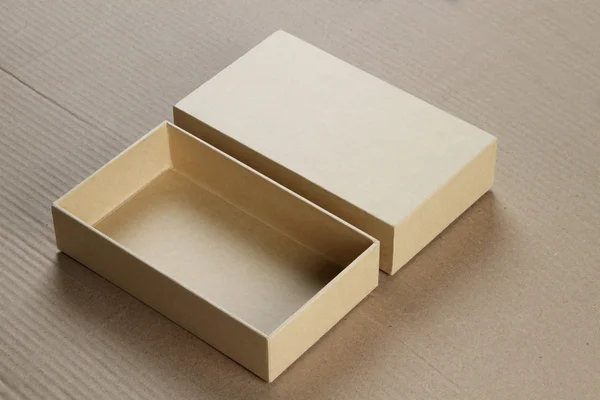 Caja de cartón en blanco abierta para burla — Foto de Stock