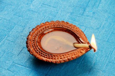 Hindu festivali Diwali Diya mavi zemin üzerine