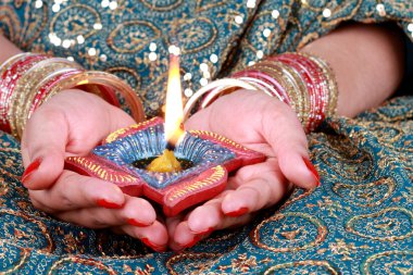 Diwali Celebration Diya bir kadın elde